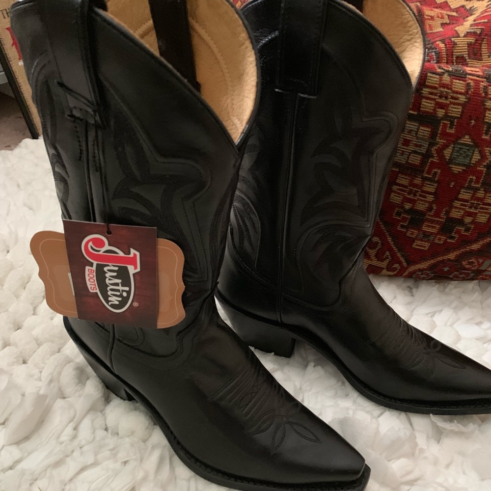 NWT Black Justin Cowboy Boots (size 7)
